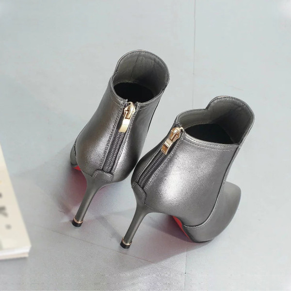 Cizme moderne de damă cu toc înalt în negru, roșu și argintiu