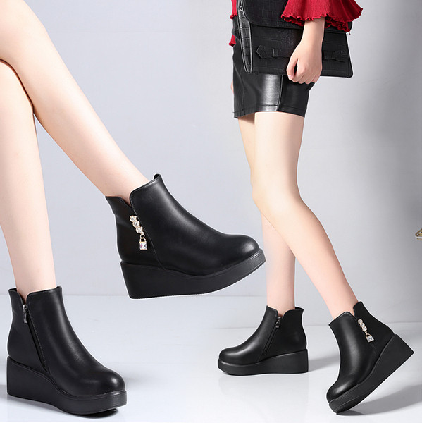 Ghete de dama moderne cu talpa inalta si fermoar de culoare neagra