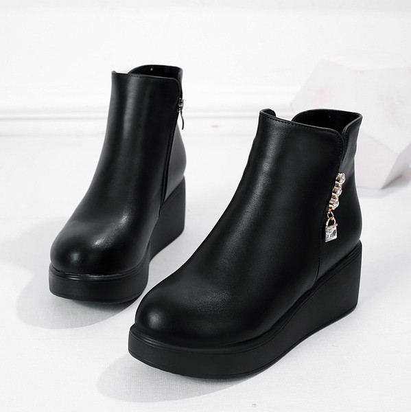 Ghete de dama moderne cu talpa inalta si fermoar de culoare neagra