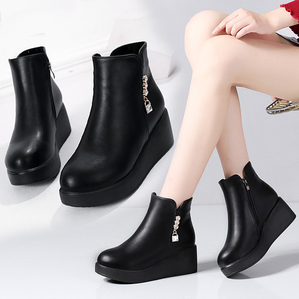 Ghete de dama moderne cu talpa inalta si fermoar de culoare neagra