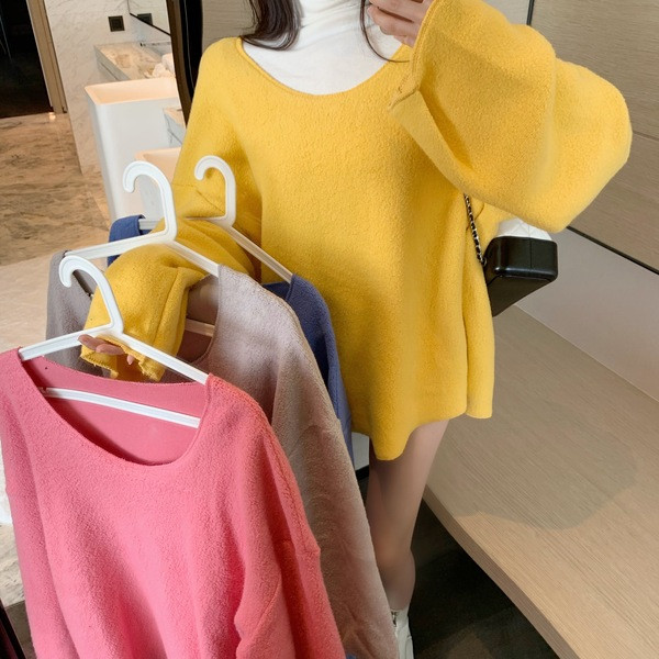 Pulover cu puf lat, cu decolteu spitz, în galben și roz