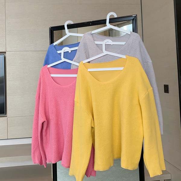 Pulover cu puf lat, cu decolteu spitz, în galben și roz