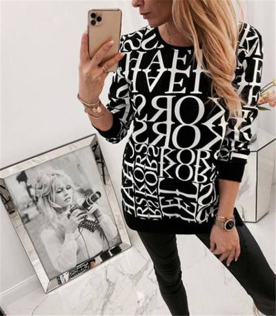 Bluză de damă modernă în alb și negru, cu decolteu oval și inscripție