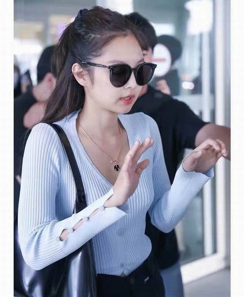 Vesta de dama model model nou cu nasturi si decolteu spitz