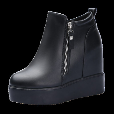 Modern női csizma cipzárral és vastag talppal, fekete színben