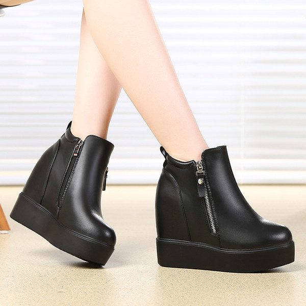 Modern női csizma cipzárral és vastag talppal, fekete színben