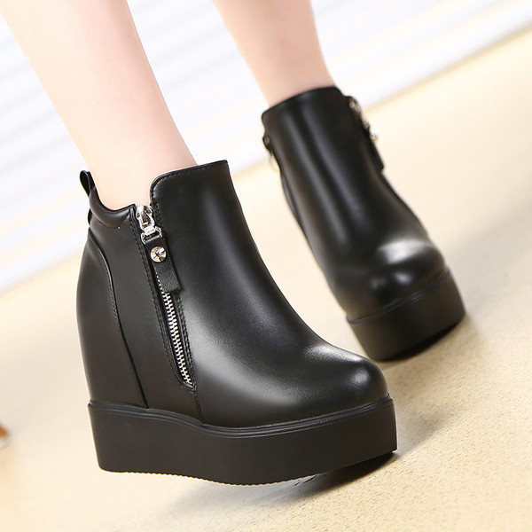 Modern női csizma cipzárral és vastag talppal, fekete színben