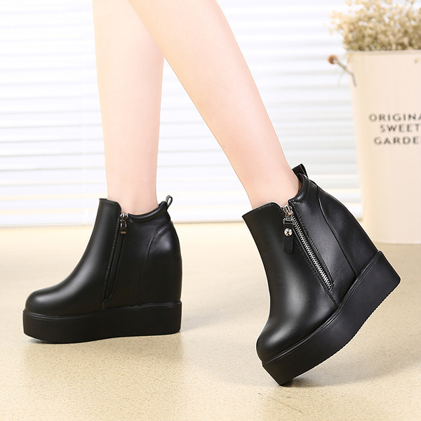 Modern női csizma cipzárral és vastag talppal, fekete színben