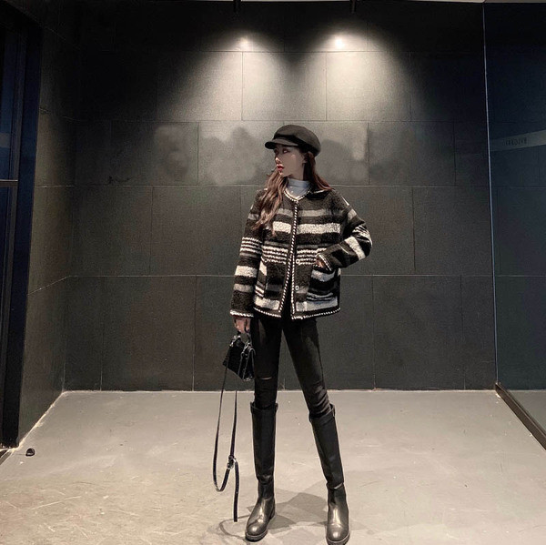 Vesta moderna de dama cu nasturi de culoare inchisa