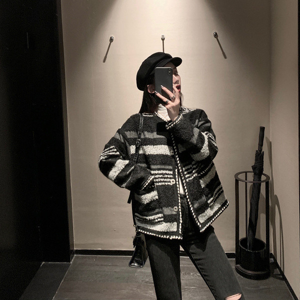 Vesta moderna de dama cu nasturi de culoare inchisa