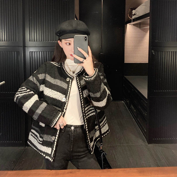 Vesta moderna de dama cu nasturi de culoare inchisa