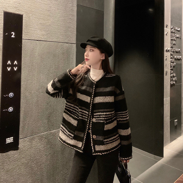 Vesta moderna de dama cu nasturi de culoare inchisa