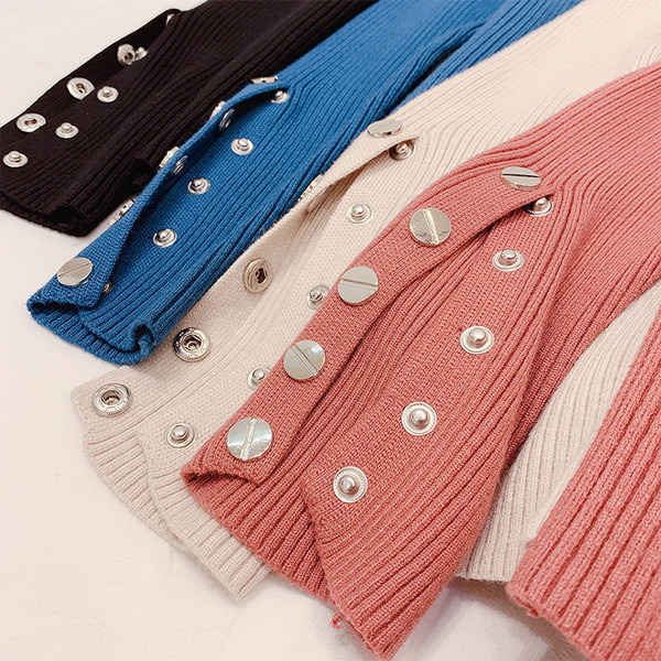 Pulover de dama cu nasturi si decolteu spitz in patru culori