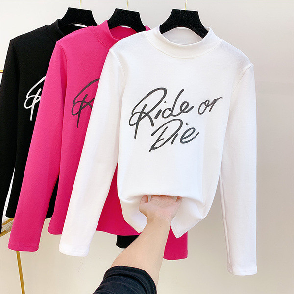 Bluză de damă cu guler polo și inscripție în trei culori