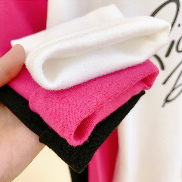 Bluză de damă cu guler polo și inscripție în trei culori