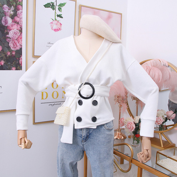 Vesta de dama moderna cu nasturi, curea si decolteu spitz in alb, negru, maro si bej