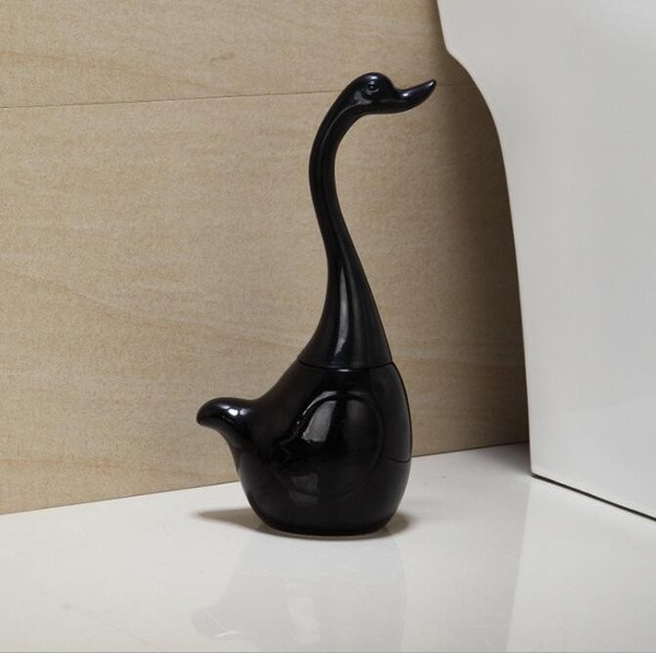 Perie din plastic pentru vasul de toaleta in forma de lebada in negru, rosu si alb