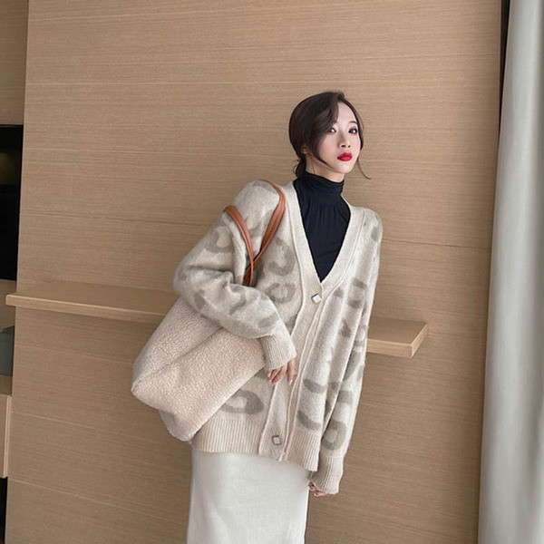 Дълга модерна жилетка с копчета и животински принт