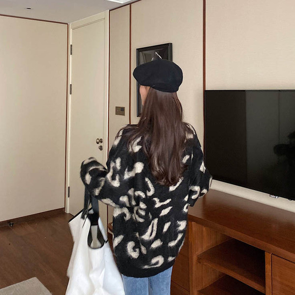 Дълга модерна жилетка с копчета и животински принт