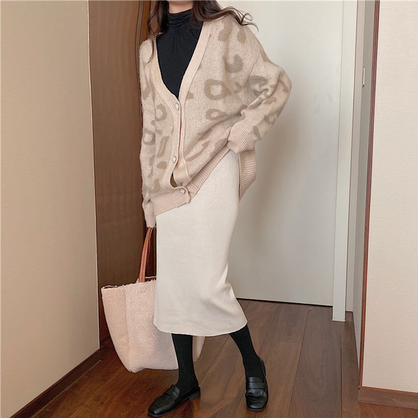 Дълга модерна жилетка с копчета и животински принт