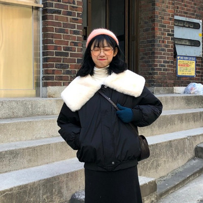 Geacă scurtă de iarnă cu guler în puf în roz și negru