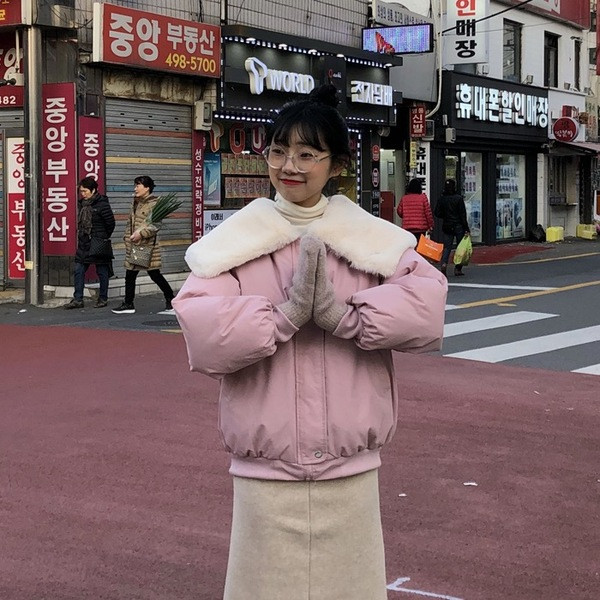 Geacă scurtă de iarnă cu guler în puf în roz și negru