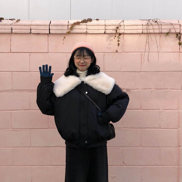 Geacă scurtă de iarnă cu guler în puf în roz și negru