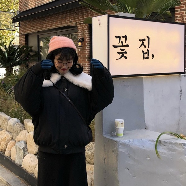 Geacă scurtă de iarnă cu guler în puf în roz și negru