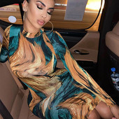 Rochie colorată de damă, cu o lungime sub genunchi și mâneci lungi