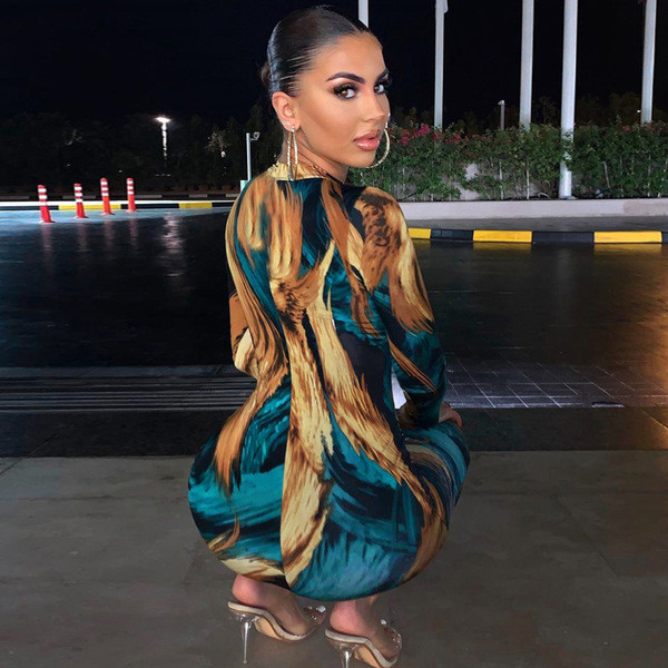 Rochie colorată de damă, cu o lungime sub genunchi și mâneci lungi