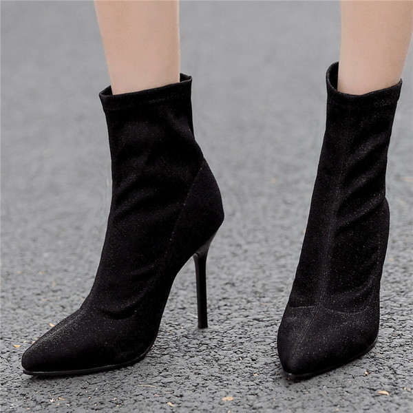 Cizme de damă elegante cu toc subțire și motive strălucitoare în albastru și negru