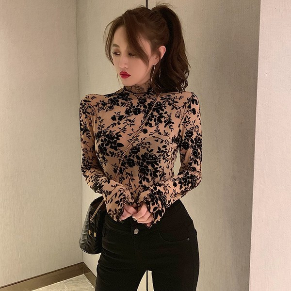 Testhezálló modern blúz pólógallérral, barna és fekete színben