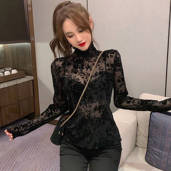 Testhezálló modern blúz pólógallérral, barna és fekete színben