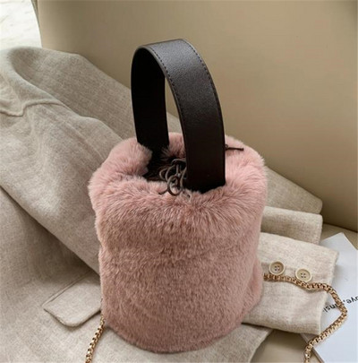 Geantă de puf cu lanț metalic lung și mâner scurt