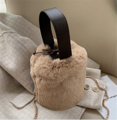 Geantă de puf cu lanț metalic lung și mâner scurt