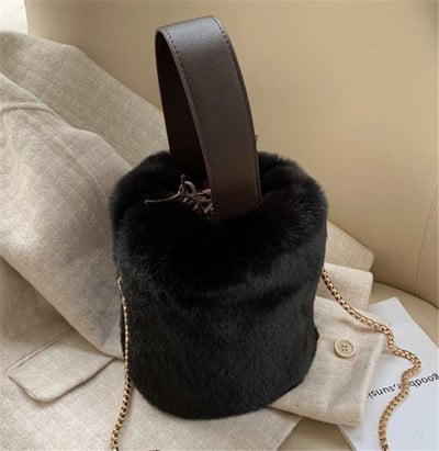 Geantă de puf cu lanț metalic lung și mâner scurt