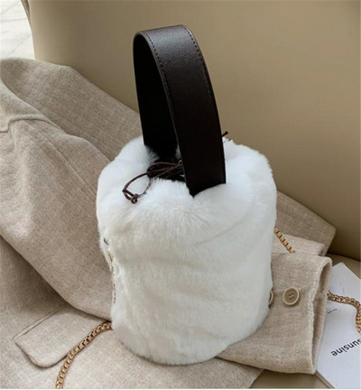 Geantă de puf cu lanț metalic lung și mâner scurt