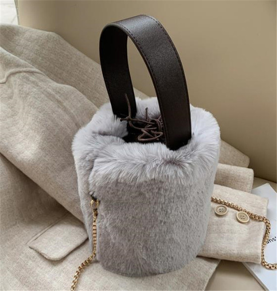 Geantă de puf cu lanț metalic lung și mâner scurt
