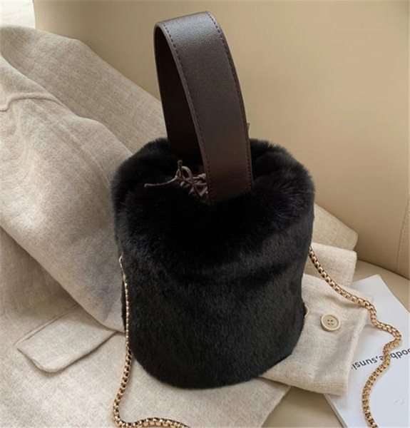 Geantă de puf cu lanț metalic lung și mâner scurt