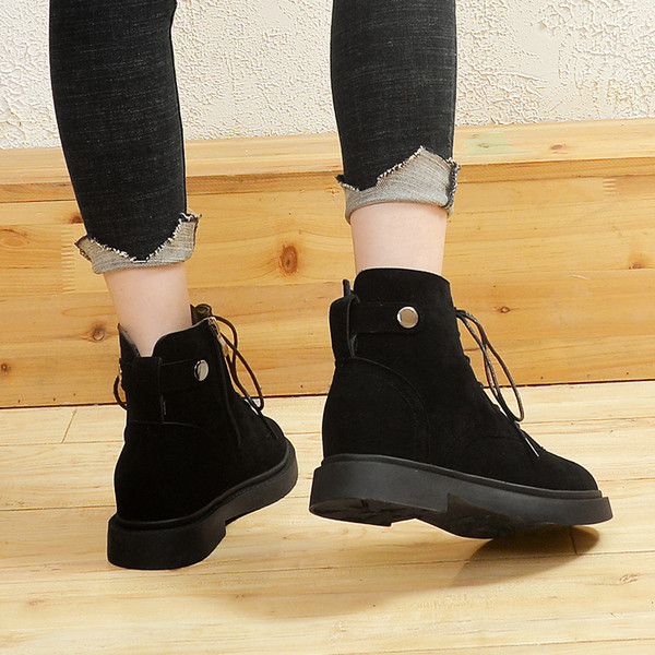 Ghete de dama moderne din piele intoarsa ecologica cu sireturi de culoare neagra