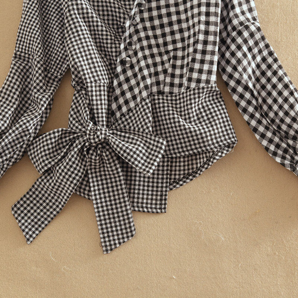 Cămașă de damă modernă în carouri cu panglică și decolteu spitz