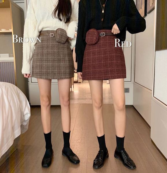 Fusta scurta in carouri cu talie inalta si curea de culoare maro si visiniu