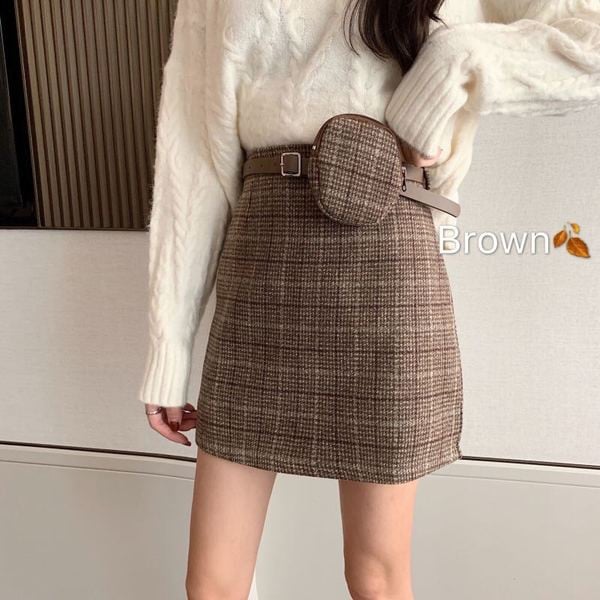 Fusta scurta in carouri cu talie inalta si curea de culoare maro si visiniu