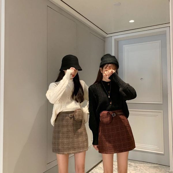 Fusta scurta in carouri cu talie inalta si curea de culoare maro si visiniu