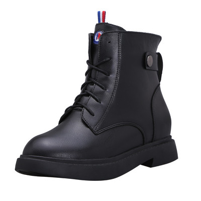 Modern női csizma vastag talppal és fűzővel fekete színben