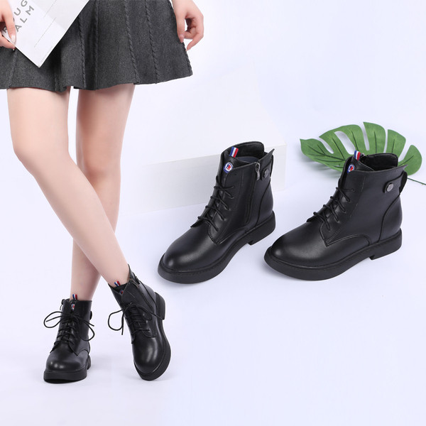 Modern női csizma vastag talppal és fűzővel fekete színben