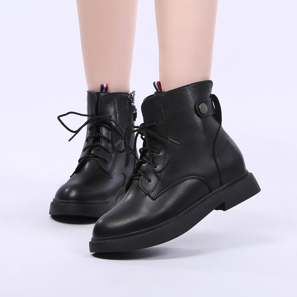 Modern női csizma vastag talppal és fűzővel fekete színben