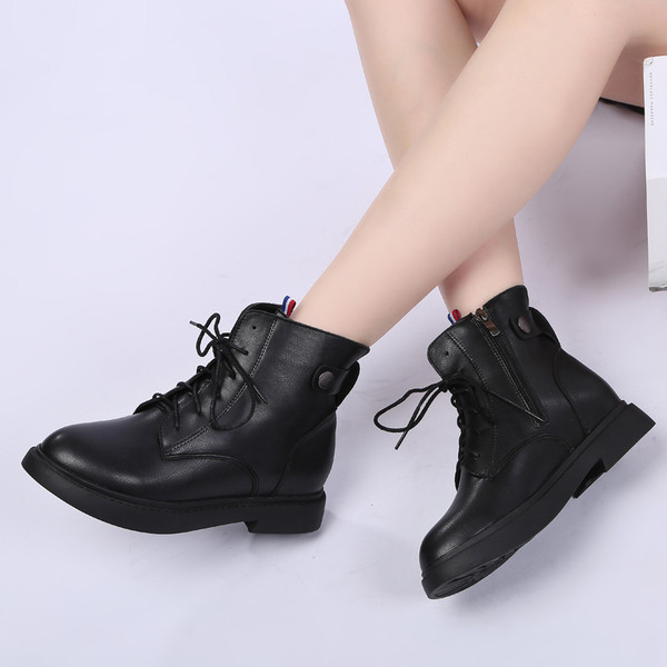 Modern női csizma vastag talppal és fűzővel fekete színben