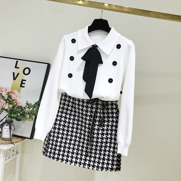 Aktuális női pulóver gombokkal és nyakkendőkkel fehér és rózsaszín színben