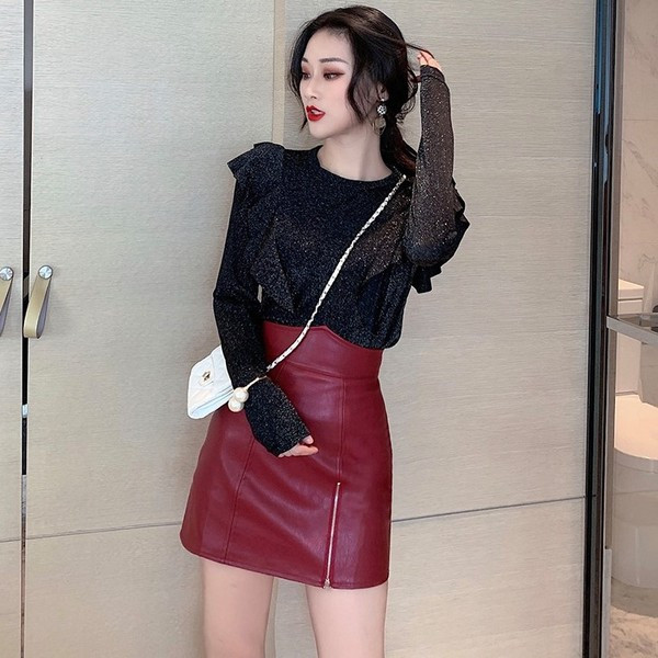 Γυναικεία μπλούζα με κουμπιά σε μαύρο χρώμα με γυαλιστερό αποτέλεσμα